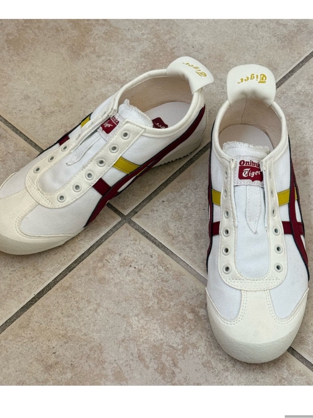 Onitsuka Tiger White & Red
Classic Sneakers